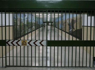 Dos funcionarios de prisiones condenados por torturar y lesionar a un interno