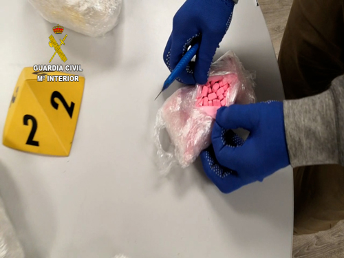 Noticia de Almera 24h: La Guardia Civil desarticula una organizacin que enviaba drogas de diseo en dobles fondos de juguetes