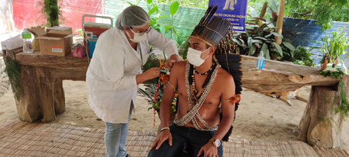 Organizacin Panamericana de la Salud Un hombre indgena recibiendo la vacuna COVID-19 en Brasil