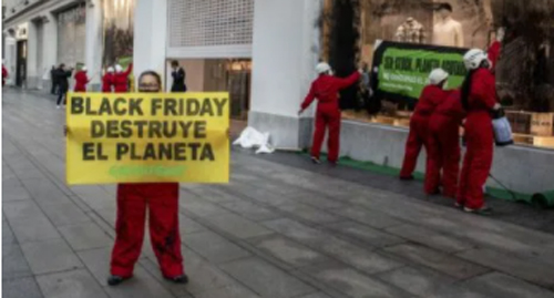 Greenpeace ‘clausura’ tiendas de moda rpida en el centro de Madrid para denunciar el desastre socioambiental del Black Friday