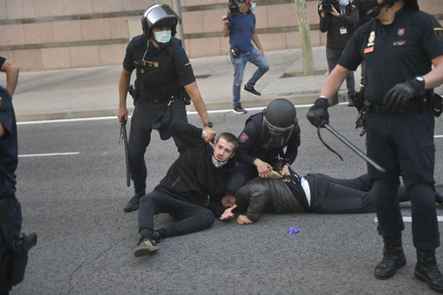 Noticia de Almera 24h: Porras policiales y tecnologas para el espionaje: Gobiernos de todo el mundo reprimen la protesta en un ao de pandemia