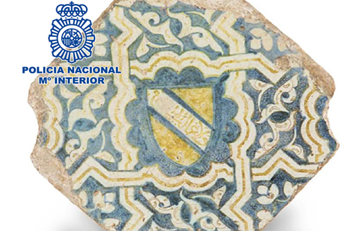 La Policía Nacional recupera un azulejo de cerámica del siglo XV que podría pertenecer a la Alhambra de Granada