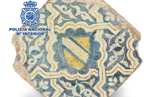 La Polica Nacional recupera un azulejo de cermica del siglo XV que podra pertenecer a la Alhambra de Granada