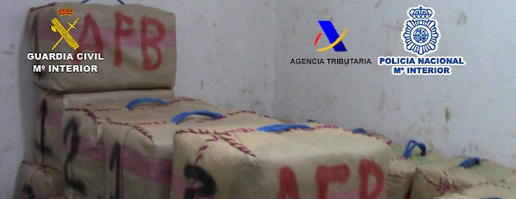 Noticia de Almera 24h: Incautados cerca de 3.000 kilos de hachs procedentes de Gibraltar y Marruecos ocultos en una embarcacin Caleteada