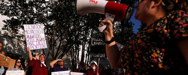 USA: Prohibiciones mortales del aborto ponen en peligro la vida de las embarazadas