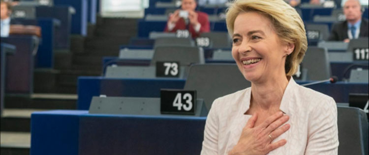  El Parlamento respalda a Ursula von der Leyen, la primera mujer que presidir la CE