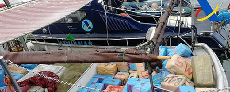 La Agencia Tributaria aprehende 3.600 kilos de hachs en un pesquero en Sanlcar de Barrameda (Cdiz)